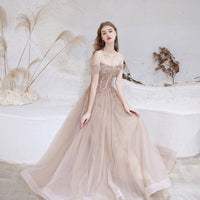 Performance Art Of The Host's Long Skirt At The Fashion One-shoulder Annual Meeting