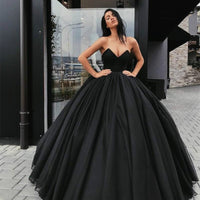 Luxurious And Noble Bride's Long Skirt