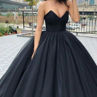Luxurious And Noble Bride's Long Skirt