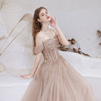 Performance Art Of The Host's Long Skirt At The Fashion One-shoulder Annual Meeting