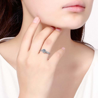 Six-claw paved with diamond luxury ring