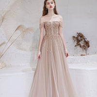 Performance Art Of The Host's Long Skirt At The Fashion One-shoulder Annual Meeting