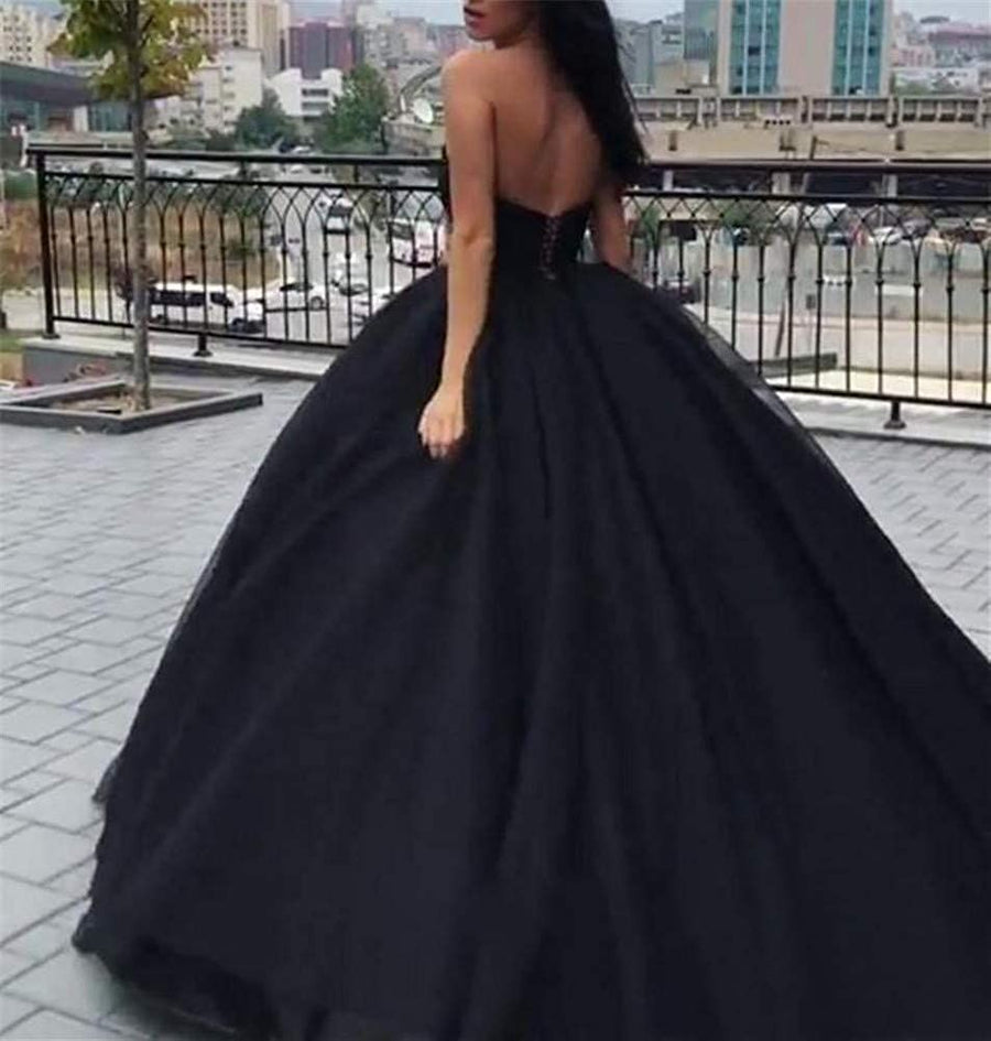 Luxurious And Noble Bride's Long Skirt